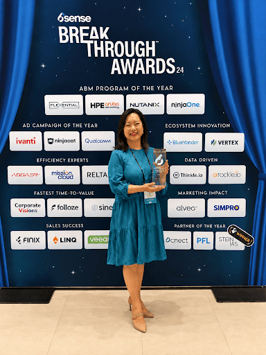 Kelly Liu accepting the 6sense Breakthrough Awards 2024 Fastest Time-to-Value award